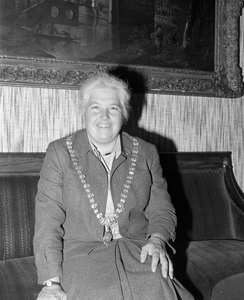 884223 Portret van drs. Maria Wesselina Margaretha ('Lien') Vos-van Gortel (1931-2023), de nieuwe burgemeester van ...